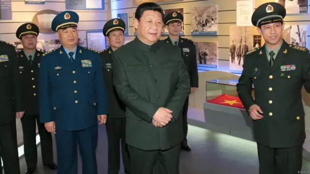 習近平（中）在雲南昆明參觀第二炮兵某基地軍史館（新華社圖片22/1/2015）