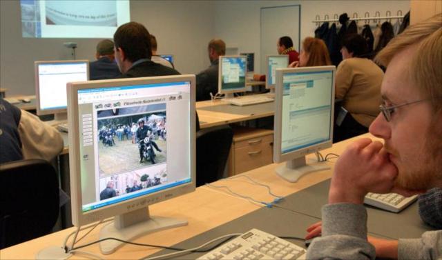 د جرمني د پېښو پروړاندې د خوندیتوب ټولنې ویلي، د کمپیوټر د سکرین لوړ اېښودل د دفتري کارکوونکو لپاره د هغوی د ورمیږه د درد لامل ګرځي، د مانیټور لوړه برخه باید له سترګو یوڅه ټیټه وي.