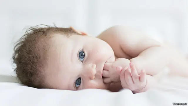 Ребенок сосет пальцы