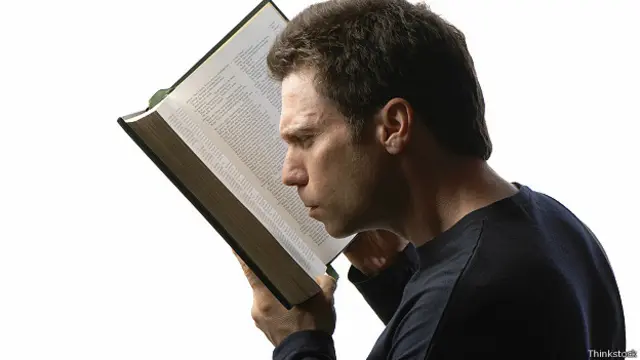 Близорукий мужчина