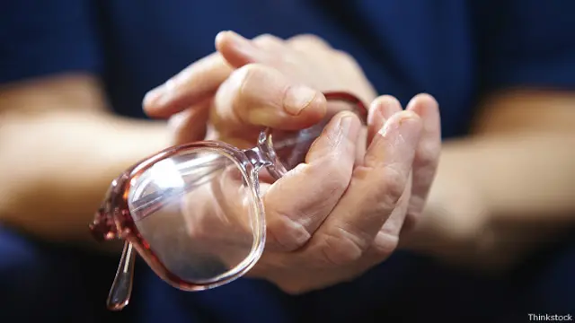 Сжимая очки в руках