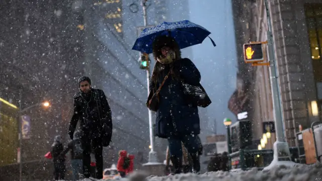 رغم تحذير السلطات في نيويورك للسكان من عدم استخدام الطرق حتى يتم إزالة الثلوج منها، لم يستطع بعضهم التزام بيوتهم.