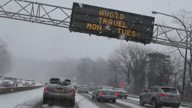 التحذيرات لسائقي السيارات بما يواجهونه يومي الاثنين والثلاثاء انتشرت حتى على بعض اللوحات المرورية.