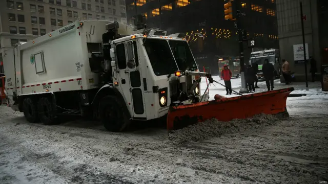 جرافات الثلوج كانت أبرز المركبات المتحركة في حي المال في مانهاتن بعد أن توقفت المواصلات العامة، وأغلقت الطرقات.