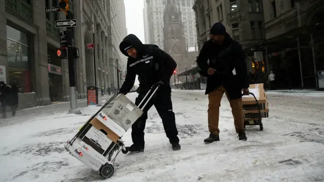 العمل لم يتوقف بالنسبة إلى رجال البريد، فقد واصلوا توصيل الطرود في حي مانهاتن في نيويورك.