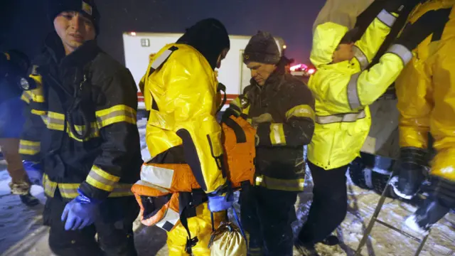 رجال الشرطة والإطفاء يتأهبون للمزيد من سقوط الثلوج في ماساتشوسيتس بالساحل الشرقي.