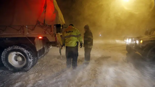 الشرطة والإطفاء استعدوا للانتشار في المناطق التي غمرتها الثلوج، خاصة في مناطق الساحل الشرقي.