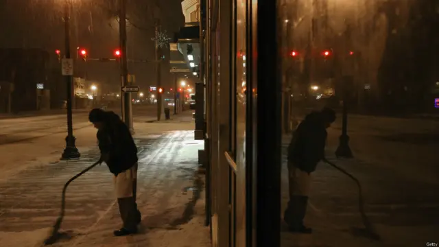 كانت مدينة أتلانتيك من المدن الأمريكية التي تعرضت بشدة للعاصفة الثلجية التي أعلنت أمريكا بسببها حالة الطوارئ في بعض المدن.