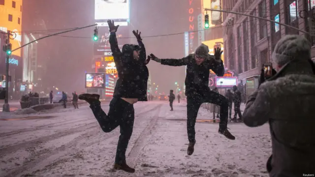 استغل بعض سكان نيويورك توقف العمل في الولاية بسبب العاصفة الثلجية في اللعب واللهو على الثلج.