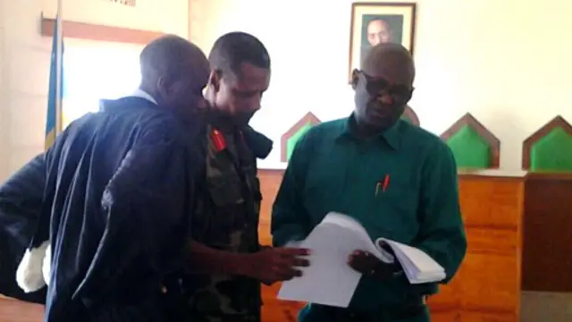 Col Tom Byabagamba (hagati) na Bg Gen Frank Rusagara (iburyo) bahakanye ibyo bashinjwa