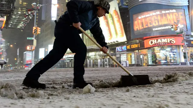 نیویارک برف کی چادر سے ڈھکا ہوا ہے