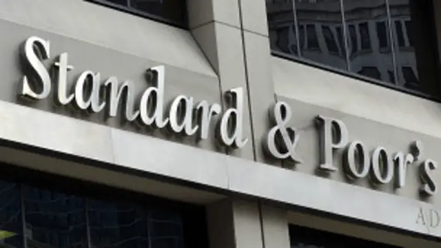 Logo de Standard & Poor’s en la puerta de un edificio.