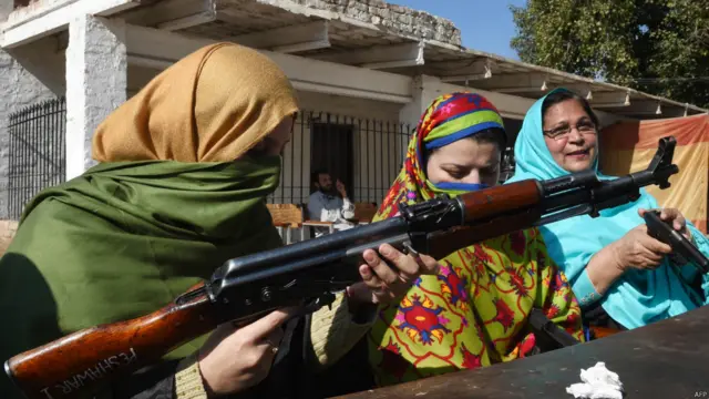 د نارینه ښوونکو سربېره، اوس ښځینه ښوونکو ته هم وسلې وز زده کول کېږي.