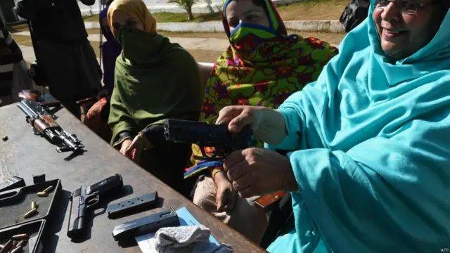 په ښوونځي کې ښوونکو ته د وسلو په ورښودلو ځینو کسانو نیوکې وکړې، او ځینو استادانو هم ونه غوښتل چې د وسلې کارول دې زده کړي او یا دې وسلې ورکړل شي.