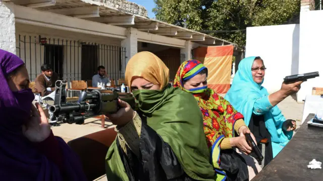 په پوځي ښوونځي برید په کور د ننه او بهر کې په پراخه کچه وغندل شو، خو طالبانو د نورو ورته بریدونو ګواښ وکړ.