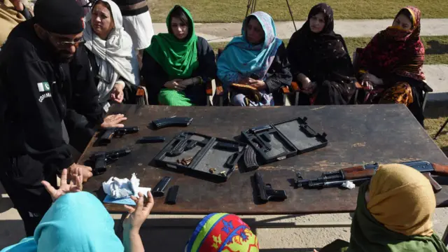 د پېښور پوځي ښوونځي ښوونکو تر برید وروسته پخپله د وسلو کارول او لرل وغوښتل.