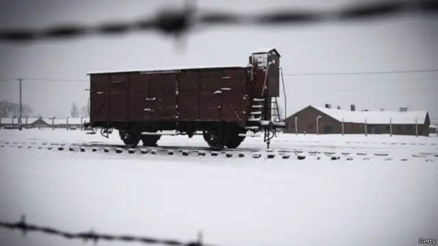 الثلوج تضفي مزيدا من الكآبة على معسكر أوشفيتز