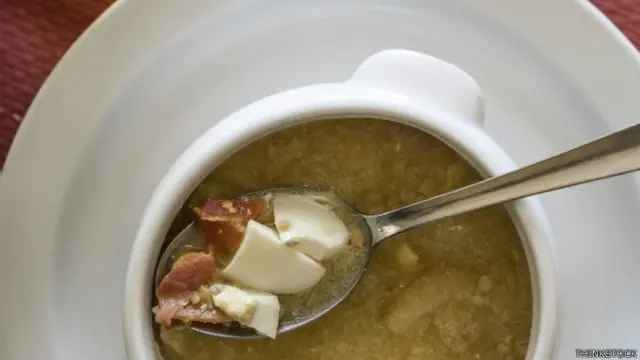 Para un experimento, Jeff Brunstrom conectó un tubo con el cuenco, lo que le permitía rellenar la sopa de algunos de los participantes sin que estos lo notaran.