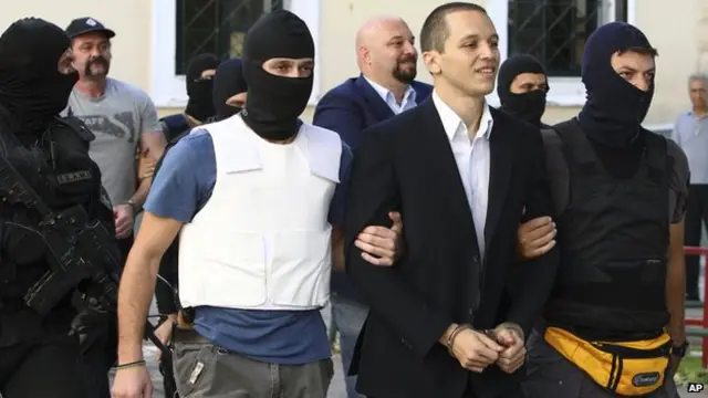 برخورد قضایی با حزب "طلوع طلایی" در اکتبر ۲۰۱۳ آغاز شد