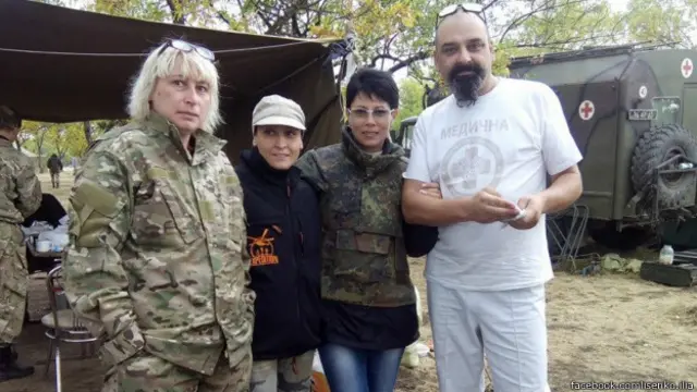 Волонтери вивозять поранених на чотирьох швидких