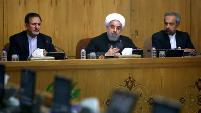 تاکید بیش از حد دولت روحانی به مهار تورم، فقدان تهور کافی در افزایش بودجه خدمات عمومی و عدم سرمایه گذاری‌های گسترده دولت برای سرعت بخشیدن به رشد اقتصادی، برخی از شاخصه‌های بارز وفاداری به الگوی نئولیبرالی است.