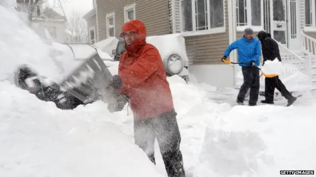 El servicio Nacional de Meteorología admitió que sus predicciones estaban equivocadas, pero advirtió que las ventiscas todavía amenazan a las zonas costeras, desde Long Island a Maine.
