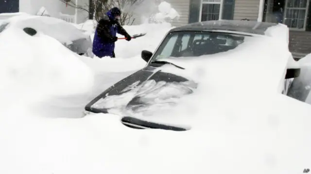 Coche enterrado por la nieve