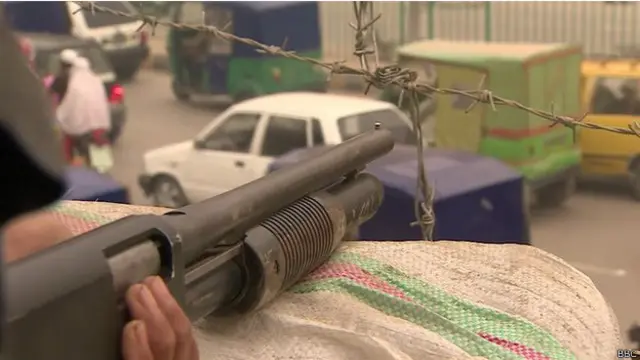 Uno de los profesores tiene la labor de francotirador.