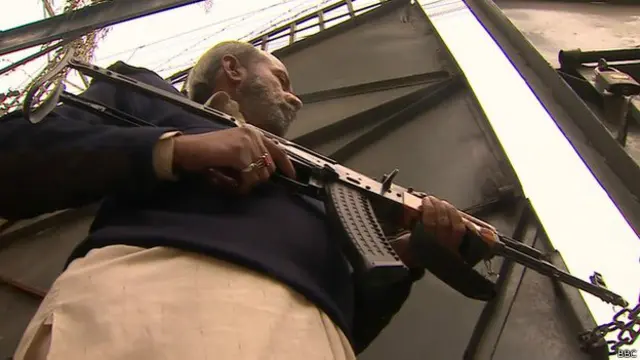 Parte del personal de la escuela se encarga ahora de la seguridad en la puerta.