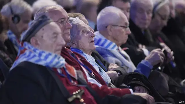 بازماندگان آشویتس در هفتادمین سالگرد - بعید است که دیگر این عده از آنها در چنین مراسمی جمع شوند.