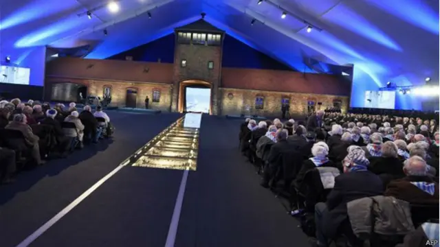 مراسم در یک خیمه بزرگ برگزار شد.