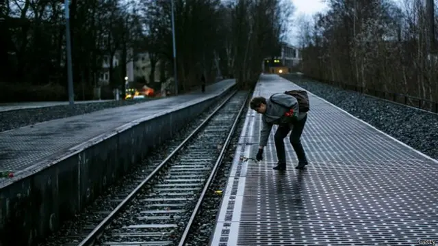 آلمانی‌ها با گل‌گذاشتن بر ایستگاه‌های قطار، یاد قربانیان هولوکاست را بزرگ داشتند که با راه‌آهن به اردوگاه‌های مرگ اعزام می‌شدند.