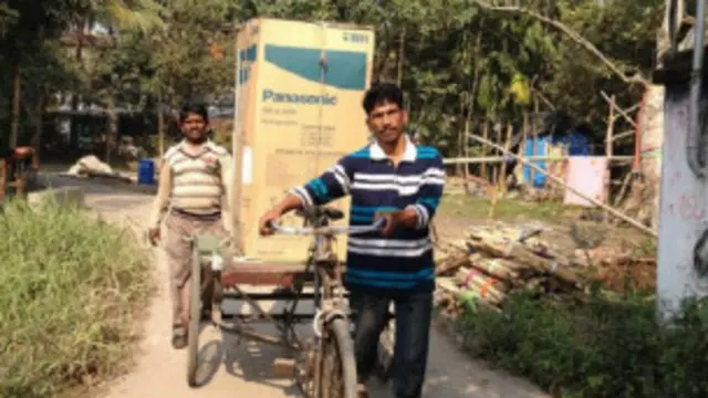 संतोष चौधरी ने फ़्रीज़ खरीदने का सपना दस साल पहले देखा था.