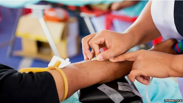 پیشہ ور خون دینے والے ضرورت مند مریضوں کی مجبوری کا فائدہ اٹھانے کی کوشش کرتے ہیں