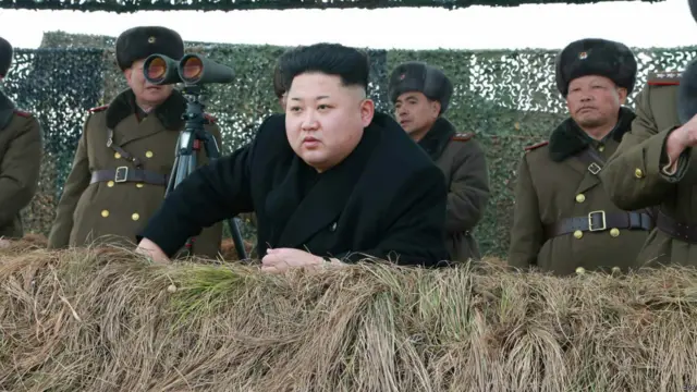 金正恩视察朝鲜人民军西部前线机械化打击集团装甲步兵部队举行冬季渡江攻击演习(劳动新闻2015年1月27日发放图片)