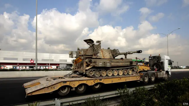 الجيش الإسرائيلي ينقل معدات عسكرية إلى المنطقة الشمالية.
