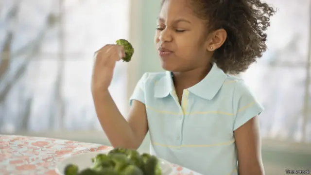 Niña a la que no le gusta el brócoli