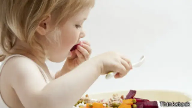 Niña comiendo
