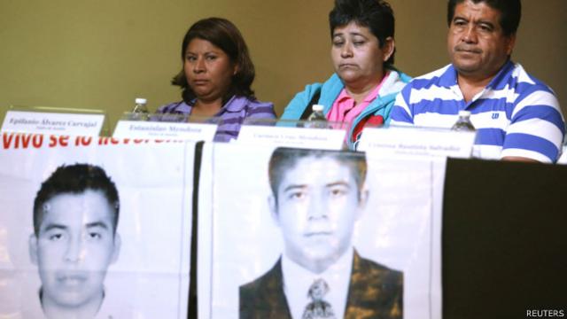 Familiares de Benjamín Ascencio Bautista y Jorge Álvarez Nava, dos de los estudiantes desaparecidos