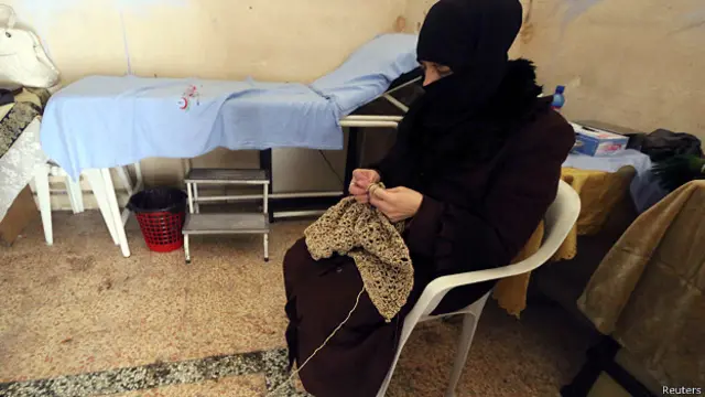 حلب کے لوگ بیرل بمباری کی وجہ جسے تہہ خانوں اور زیر زمین رہنے پر مجبور ہیں