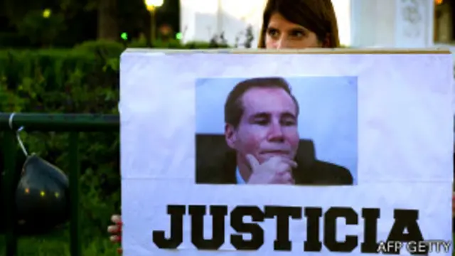 Mujer con una pancarta que lleva la imagen de Alberto Nisman y el mensaje Justicia