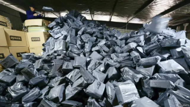 塞满货物的快递仓库