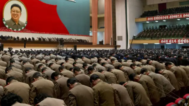 Северокорейские офицеры кланяются портрету покойного Ким Чен Ира