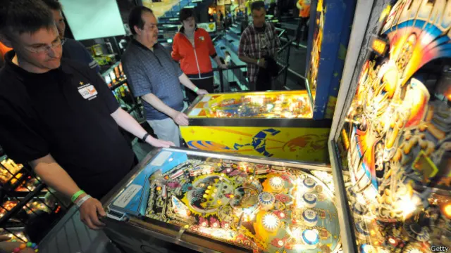 Las máquinas de pinball se conocen también como flipper, petacos o milloncete, o simplemente maquinitas, según el país.