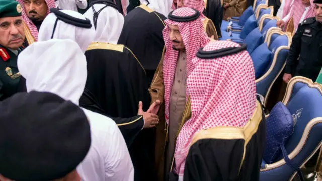 العاهل السعودي الجديد حسم موضوع انتقال السلطة داخل آل سعود بتعيين محمد بن نايف وليا لولي العهد.