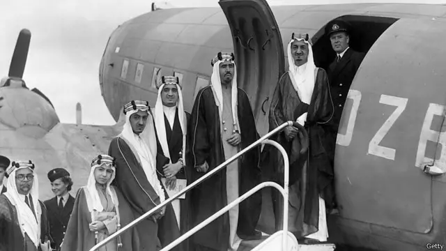 تواجه السعودية تحديين يتمثلان في الخطر الخارجي، وانتقال السلطة بين طبقة واسعة من الأحفاد.