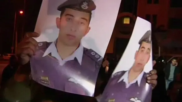 لیفٹیننٹ معاذ الکسابسہ کو دسمبر میں الرقہ کے علاقے میں دولتِ اسلامیہ نے حراست میں لے لیا تھا 