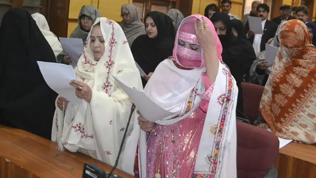 ’ہماری اولیت ٹریفک کے نظام کو ٹھیک کرنا، تجاویزات ہٹانا ہے، پانی کی فراہمی، سالڈ اور نہری ویسٹ کو ٹھکانے لگانا ہے جبکہ سب سے بڑا مسئلہ تو امن امان ہے جو براہ راست میئر کے ماتحت نہیں آتا ہے لیکن اس کا تعلق ضرور بنتا ہے۔‘