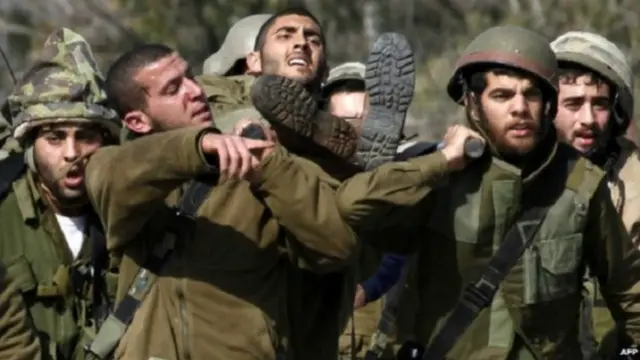 تقول إسرائيل إن اثنين من جنودها قتلوا وجرح سبعة آخرون في الهجوم.