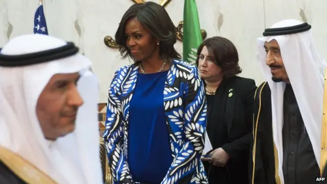 Di Saudi, wanita wajib berpakaian tertutup tapi Michelle Obama memilih tidak berkerudung